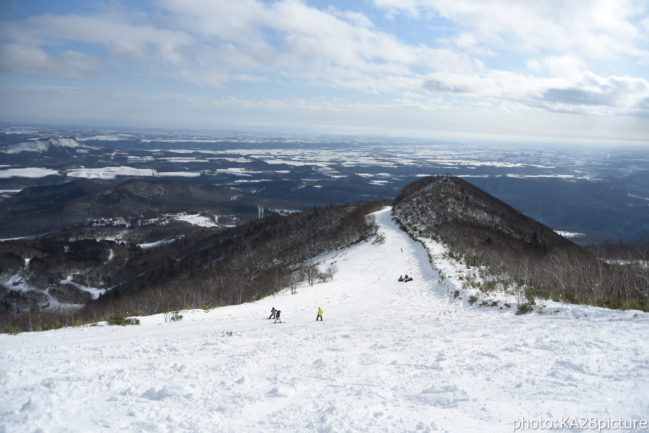 十勝サホロリゾート　サホロゴンドラ営業開始。山頂から山麓まで、全長約3,300ｍのロング滑走が可能です！